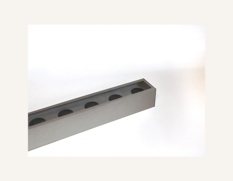 Donica podłużna z listwą aranżacyjną / aluminiowa / srebrna szczotkowana (inox) Donica podłużna z listwą aranżacyjną / aluminiowa / srebrna szczotkowana (inox)